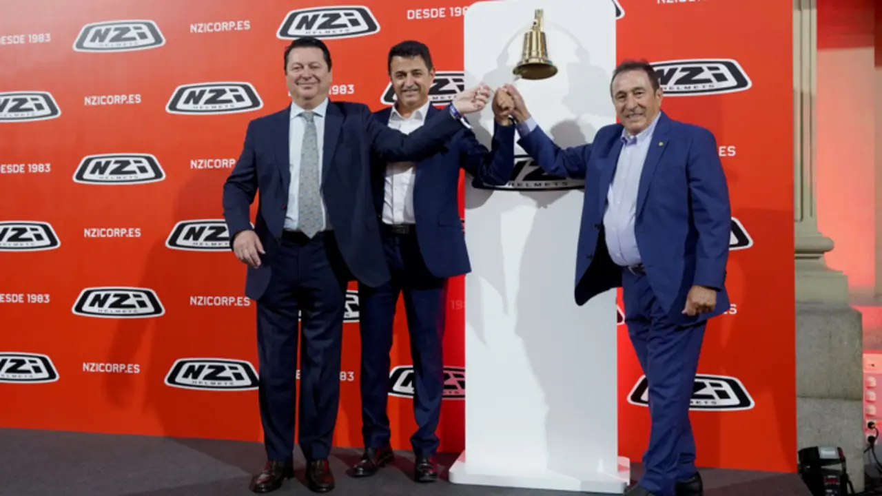 En la imagen, de izquierda a derecha: Juan José Bernat, director general; Nazario Ibáñez Ortín, CEO de la empresa; y Nazario Ibáñez, fundador de NZI, durante el toque de campana