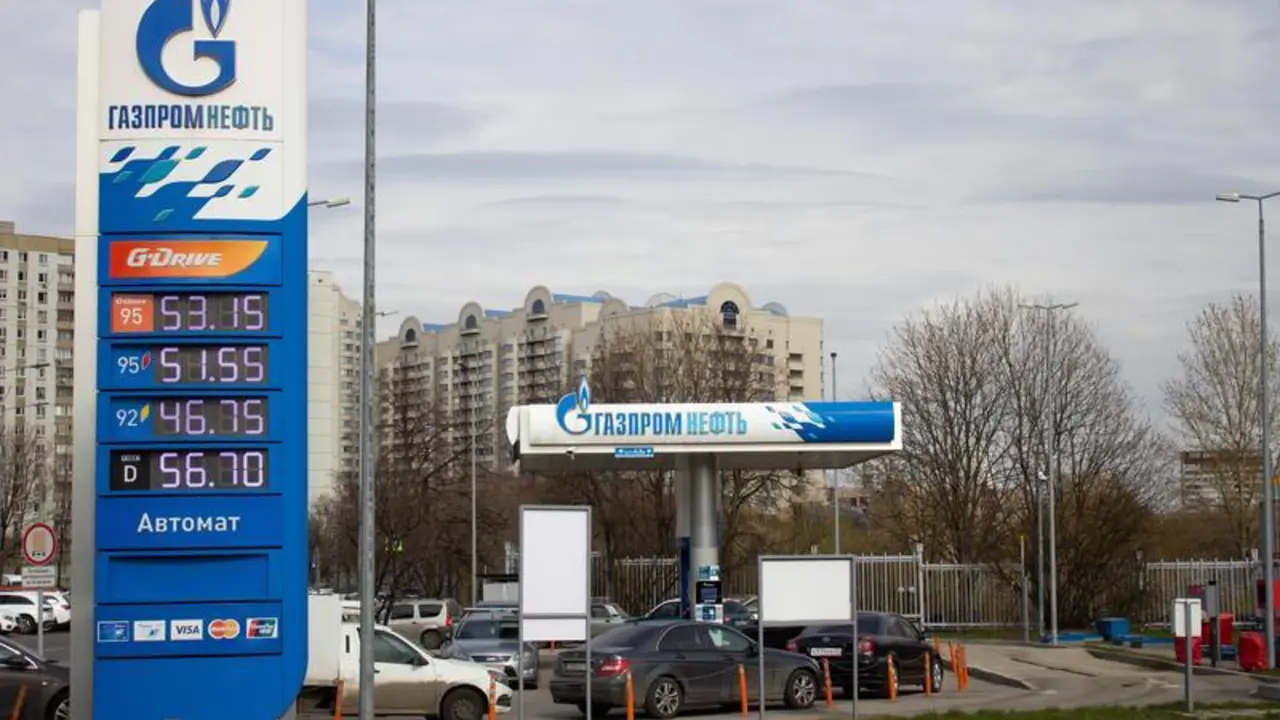 April 17, 2023, Moscow, Russia: A Gazprom Neft filling station is seen in Moscow. A subsidiary of Gazprom, Gazprom Neft is the third largest oil producer in Russia. According to Russian media reports, employees of Russian state oil and gas-producing corporations were informally prohibited from traveling abroad in December 2022. Recent reports indicate that rules on foreign travel for the above-mentioned employees were recently laxed to include 14 friendly countries including China, Turkey, India, Qatar, Serbia, Morocco, Sri Lanka, United Arab Emirates, and the CIS states.
Europa Press/Contacto/Vlad Karkov
(Foto de ARCHIVO)
17/4/2023