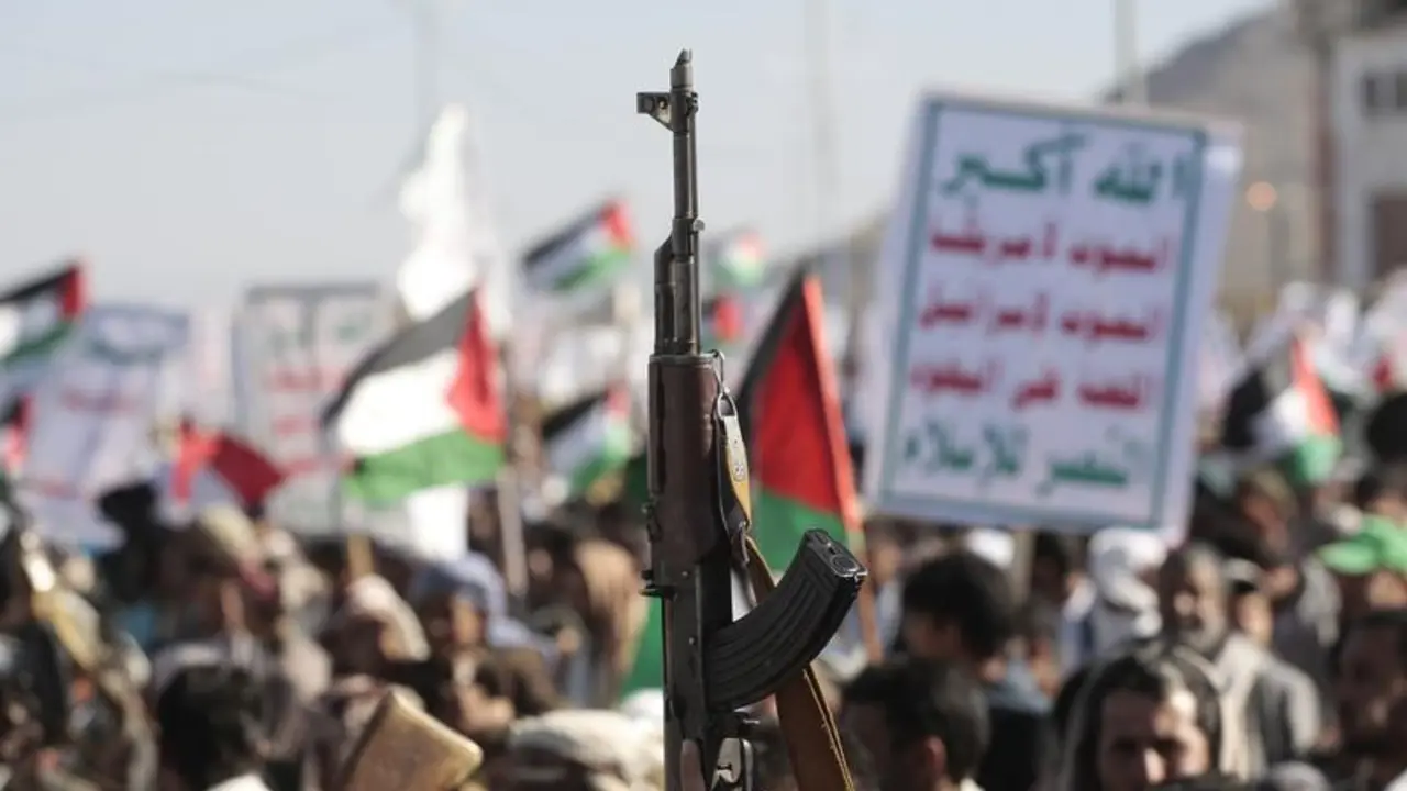 January 26, 2024, Sanaa, Sanaa, Yemen: Protesters supporting the Houthis hold up guns during  a rally against the U.S.-led strikes on Houthi targets, in Sanaa, Yemen..Yemeni Houthi launched a ballistic missile on Friday aimed at a U.S. warship patrolling the Gulf of Aden, the U.S. Central Command reported. there were no injuries or damage to the ship.
Europa Press/Contacto/Osamah Yahya
(Foto de ARCHIVO)
26/1/2024