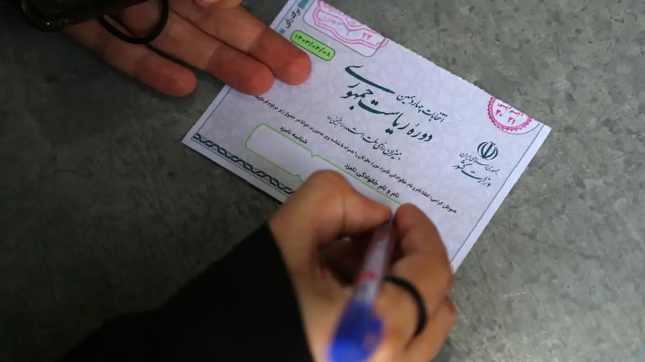 28 June 2024, Iran, Shahre Ray: An Iranian woman fills out her ballot during Iran's 2024 early Presidential elections at Shah Abdol-Azim Shrine polling station in Shahre Ray, southern Tehran. Following the helicopter crash that claimed the life of conservative president Ebrahim Raisi, Iranians vote on June 28 to choose a new president. Around 61 million Iranians are eligible to participate in the election. Photo: Rouzbeh Fouladi/ZUMA Press Wire/dpa
Rouzbeh Fouladi/ZUMA Press Wire/ DPA
28/6/2024 ONLY FOR USE IN SPAIN