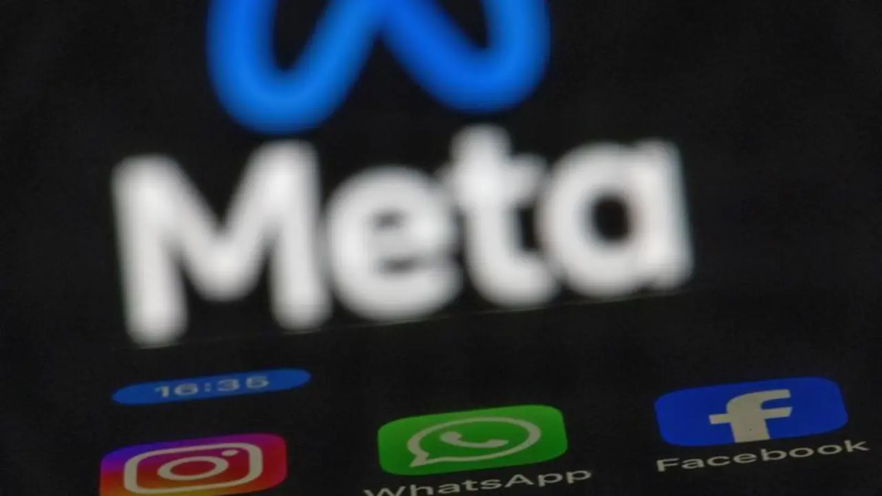 ILLUSTRATION - 16 May 2024, Mecklenburg-Western Pomerania, Schwerin: The Instagram, Facebook and WhatsApp apps can be seen on the display of a smartphone, in front of the logo of the Meta internet company. Photo: Jens Büttner/dpa
(Foto de ARCHIVO)
16/5/2024 ONLY FOR USE IN SPAIN
