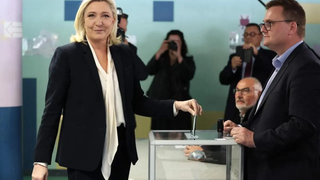 24 April 2022, France, Henin-Beaumont: French far-right party Rassemblement National (RN) presidential candidate Marine Le Pen casts her vote during the second round of France's presidential election at a polling station in Henin-Beaumont. Polling stations are open in mainland France, with 48.7 million eligible to vote in the run-off election between moderate incumbent Emmanuel Macron and far-right challenger Marine Le Pen. Photo: Thomas Samson/AFP/dpa
(Foto de ARCHIVO)
24/4/2022 ONLY FOR USE IN SPAIN