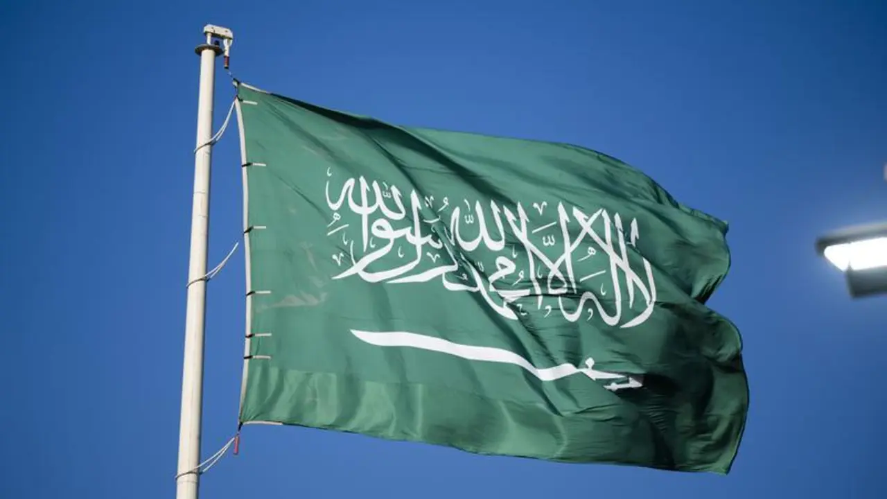 March 10, 2024, Jeddah, Makkah Province, Kingdom of Saudi Arabia: The flag of the Kingdom of Saudi Arabia along the Red Sea in the 2024 Formula 1 Saudi Arabian Grand Prix hosted along the Red Sea. The country is currently governed by King Salman and Crown Prince Mohammed bin Salman Al Saud.
Europa Press/Contacto/Taidgh Barron
(Foto de ARCHIVO)
10/3/2024