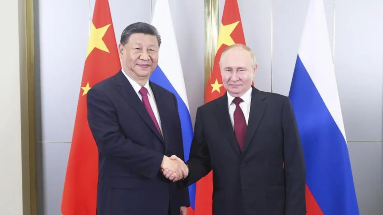 Imagen de archivo del presidente chino, Xi Jinping, junto a Vladimir Putin en Astaná.
Europa Press/Contacto/Ju Peng
03/7/2024