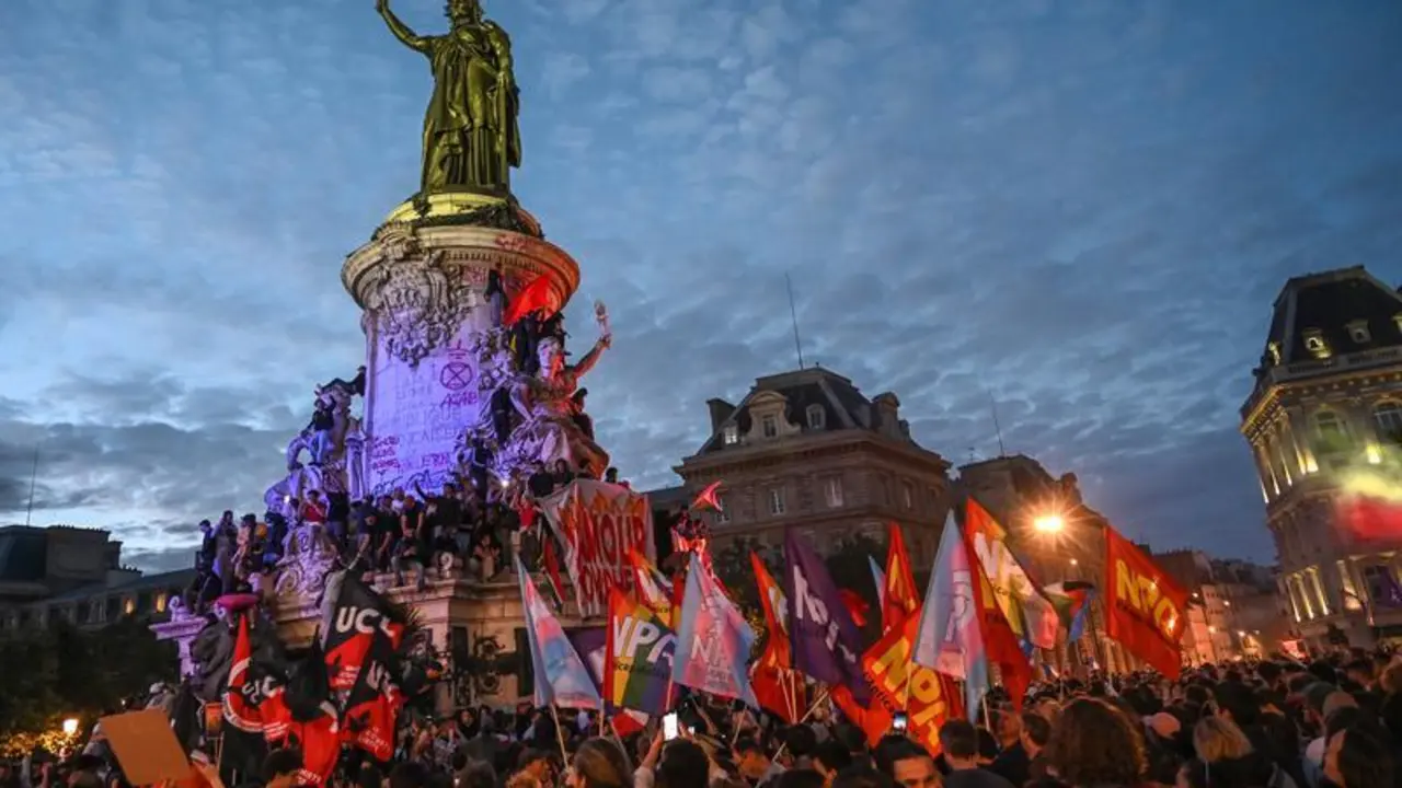 08 July 2024, France, Paris: Thousands of people gather on the Place de la Republique to celebrate the victory of the New Popular Front over the extreme right Photo: Julien Mattia/Le Pictorium via ZUMA Press/dpa
Julien Mattia/Le Pictorium via Z / DPA
08/7/2024 ONLY FOR USE IN SPAIN