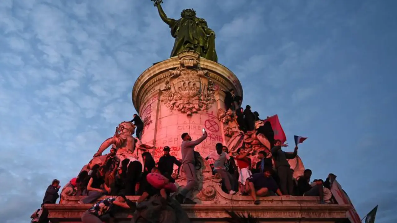 08 July 2024, France, Paris: Thousands of people gathered on the Place de la Republique to celebrate the victory of the New Popular Front over the extreme right Photo: Julien Mattia/Le Pictorium via ZUMA Press/dpa
Julien Mattia/Le Pictorium via Z / DPA
08/7/2024 ONLY FOR USE IN SPAIN