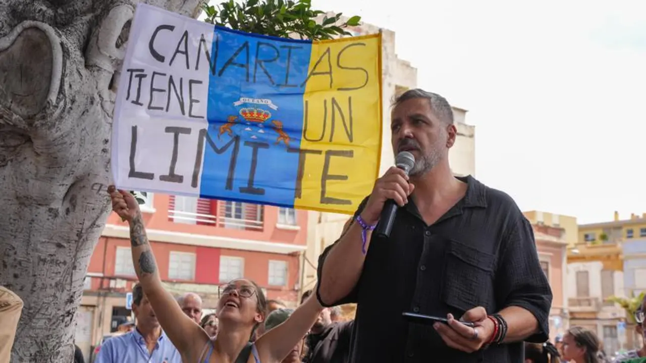 Uno de los organizadores de la concentración, Iván González, interviene durante una manifestación contra la inmigración, a 6 de julio de 2024, en Las Palmas de Gran Canaria, Gran Canaria, Canarias (España). Varios centenares de personas en Las Palmas de Gran Canaria y Santa Cruz de Tenerife han participado hoy en una manifestación contra la inmigración. Tras darse a conocer la convocatoria, 40 abogados pidieron a la Fiscalía Superior de Canarias que impidiera su celebración ante unas consignas en las que percibían que se puede incurrir en un delito de odio.
06 JULIO 2024;MANIFESTACIÓN;INMIGRACIÓN;ODIO;DELITO;PROTESTA
Europa Press Canarias / Europa Press
06/7/2024