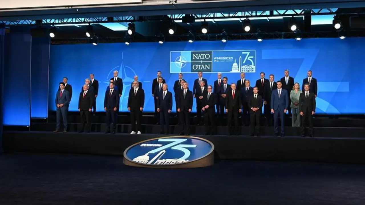 Fotos de familia durante la ceremonia de bienvenida a los jefes de Estado y/o de Gobierno de los Estados miembros de la OTAN, a 10 de julio de 2024, en Washington (Estados Unidos). La Cumbre de la OTAN tiene lugar en un contexto internacional complejo y excepcional, marcado por una inestabilidad y amenaza a la seguridad de los Aliados. En este sentido, los líderes lanzarán un mensaje contundente de unidad y cohesión, en este 75 aniversario de la Alianza, reforzando el vínculo transatlántico y trabajando por la paz en Europa. Asimismo, se trata de la primera Cumbre en la que Suecia participa como Aliado número 32.
10 JULIO 2024;OTAN;NATO;ALIANZA;75 ANIVERSARIO;CUMBRE;PRESIDENTE;
Moncloa
10/7/2024