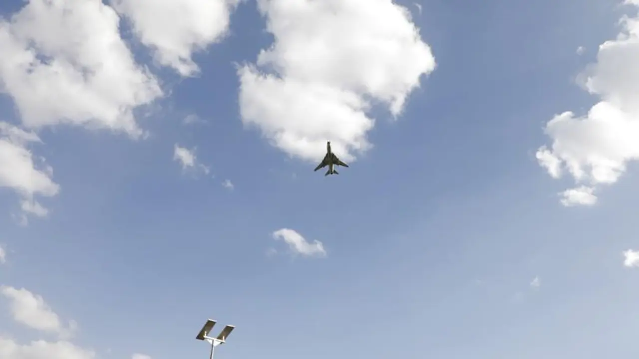 January 5, 2024, SANAA, Sanaa, Yemen: January 05, 2024, Sanaa, Yemen:A Houthi-operated Sukhoi Su-22M4 aircraft flies over Sana'a, during demonstrate to commemorate ten Houthi fighters killed by the U.S. Navy in the Red Sea, amid the ongoing conflict between Israel and the Palestinians, in Sanaa, Yemen..An armed unmanned vessel launched from Houthi-controlled areas Yemen approached within 'a few miles' of U.S. Navy and commercial vessels in the Red Sea before exploding on Thursday. This incident occurred just hours after 12 countries, led by the United States, issued a stern final warning to the Iran-backed Houthis group, threatening potential military action if the attacks continued..The Houthi said that they are carrying out these attacks in support of Palestinians in Gaza, where Israel is battling Islamic Resistance Movement Hamas.
Europa Press/Contacto/Osamah Yahya
(Foto de ARCHIVO)
05/1/2024