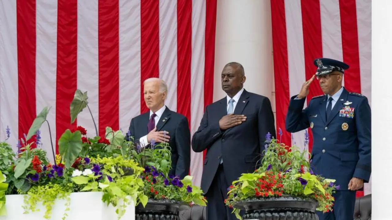 May 27, 2024, Arlington, Va, United States of America: U.S President Joe Biden, left, Secretary of Defense Lloyd Austin and Joint Chiefs Chairman CQ Brown Jr., right, stand together at the start of the annual National Memorial Day Observance at Arlington National Cemetery Memorial Amphitheater, May 27, 2024 in Arlington, Virginia, USA.
Europa Press/Contacto/Tsgt. Jack Sanders/Dod
(Foto de ARCHIVO)
27/5/2024
