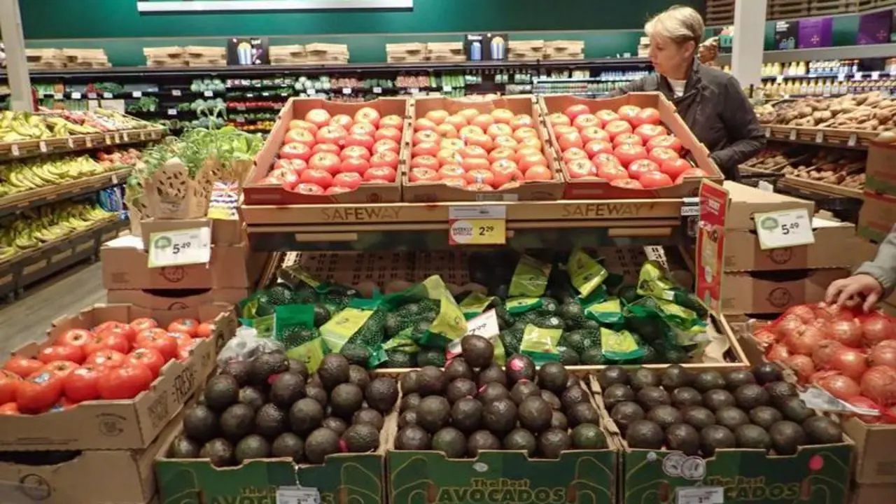 VANCOUVER, May 21, 2024  -- A customer shops for groceries at a supermarket in Vancouver, British Columbia, Canada, on May 21, 2024. Canada's Consumer Price Index (CPI) rose 2.7 percent on a year-over-year basis in April, down from a 2.9 percent gain in March, Statistics Canada said Tuesday.,Image: 875199028, License: Rights-managed, Restrictions: , Model Release: no, Credit line: Liang Sen / Xinhua News / ContactoPhoto