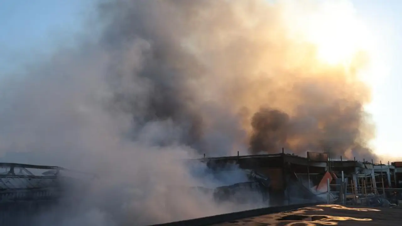 May 25, 2024, Kharkiv, Ukraine: KHARKIV, UKRAINE - MAY 25, 2024 - Smoke rises over an Epicentr K construction supermarket hit with two Russian glide bombs, Kharkiv, northeastern Ukraine. At least five people have been killed and 35 others wounded in the attack.,Image: 876428801, License: Rights-managed, Restrictions: , Model Release: no, Credit line: Vyacheslav Madiyevskyy / Zuma Press / ContactoPhoto