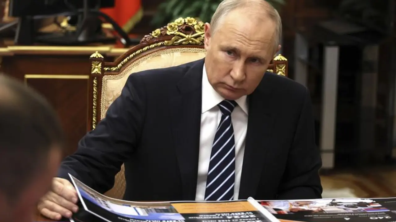 August 28, 2023, Moscow, Moscow Oblast, Russia: Russian President Vladimir Putin listens to Omsk Region Acting Governor Vitaly Khotsenko during a face-to-face meeting at the Kremlin, August 28, 2023 in Moscow, Russia.,Image: 800794706, License: Rights-managed, Restrictions: , Model Release: no, Credit line: Mikhail Klimentyev/Kremlin Pool / Zuma Press / ContactoPhoto