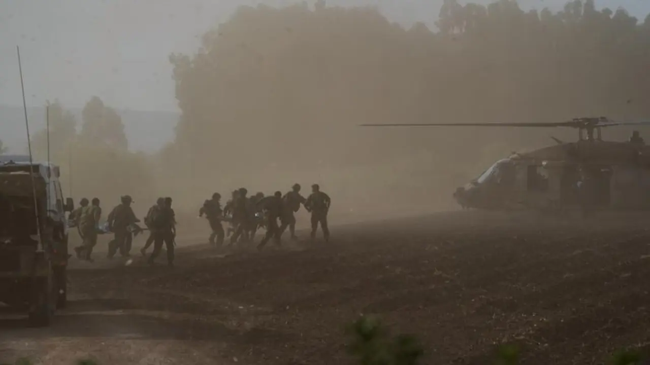 ISRAEL-LEBANON-BORDER, Sept. 19, 2024  -- Injured Israeli soldiers are transfered to a helicopter near the Israeli northern border with Lebanon, on Sept. 19, 2024. Two Israeli soldiers were killed on Thursday in cross-border drone and missile attacks carried out by the Lebanese Hezbollah group, the Israeli military said in a statement.,Image: 909883704, License: Rights-managed, Restrictions: , Model Release: no, Credit line: Ayal Margolin / Xinhua News / ContactoPhoto