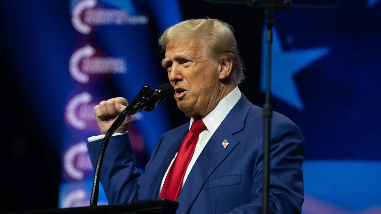 El presidente de Estados Unidos, Donald Trump, ha confirmado que fuerzas militares realizaron un segundo ataque este mes contra embarcaciones con presuntos narcotraficantes venezolanos en aguas internacionales.