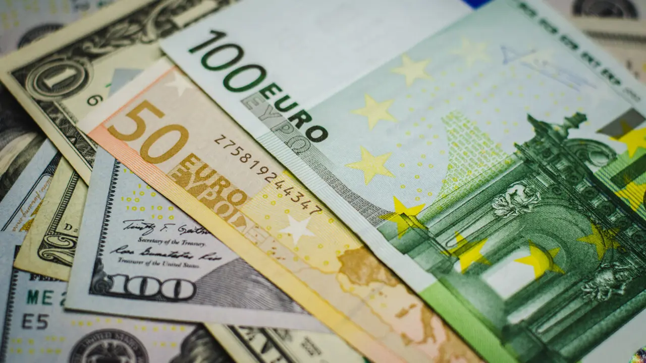 El euro alcanza su nivel más alto en cuatro años frente al dólar ante expectativas de recortes del Fed
