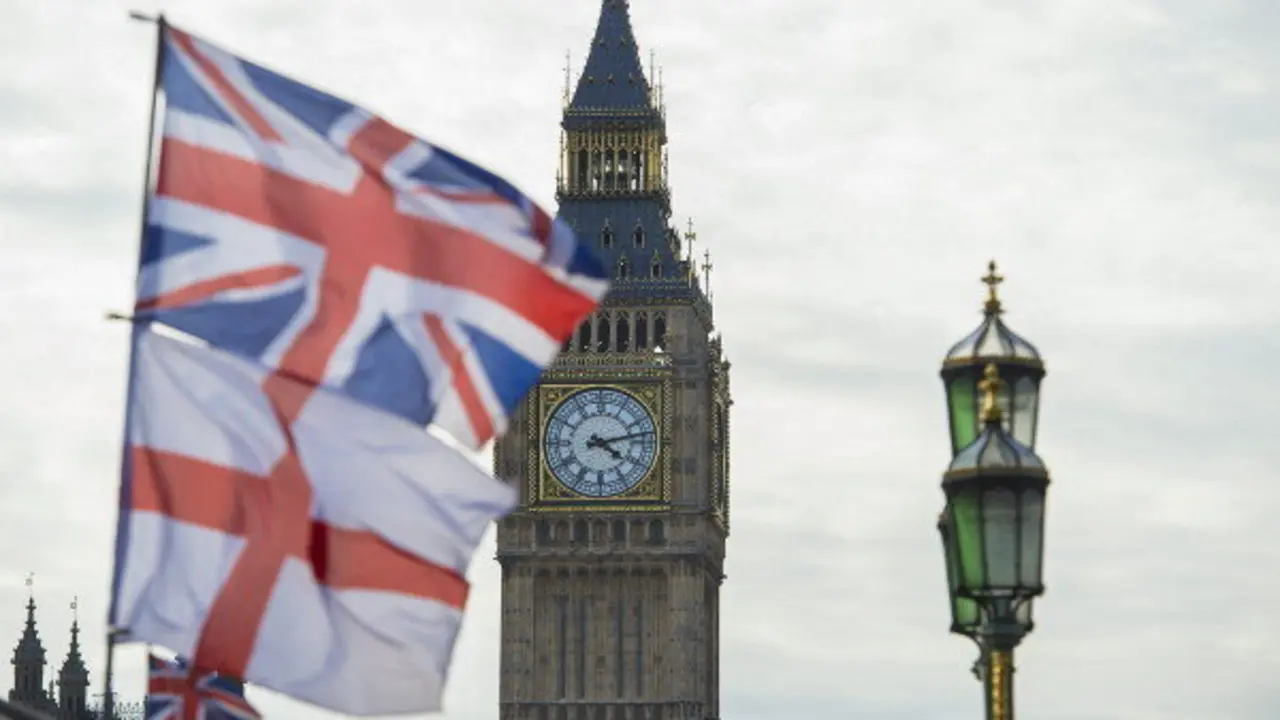 El Banco de Inglaterra deja los tipos en el 4 % ante una inflación persistente y modera su venta de bonos