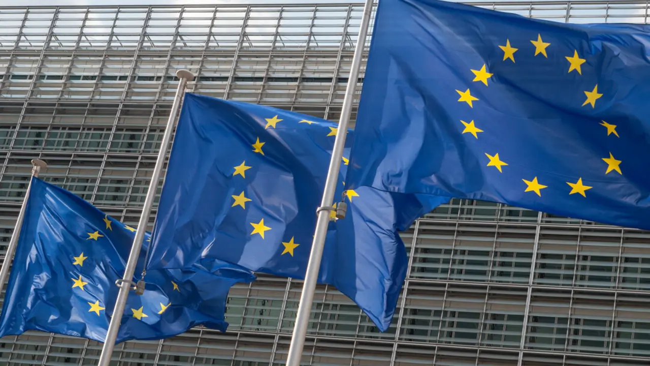 El Tesoro de la UE coloca €2.100 millones a 2028 al 2,302% y enfría la demanda en el tramo largo