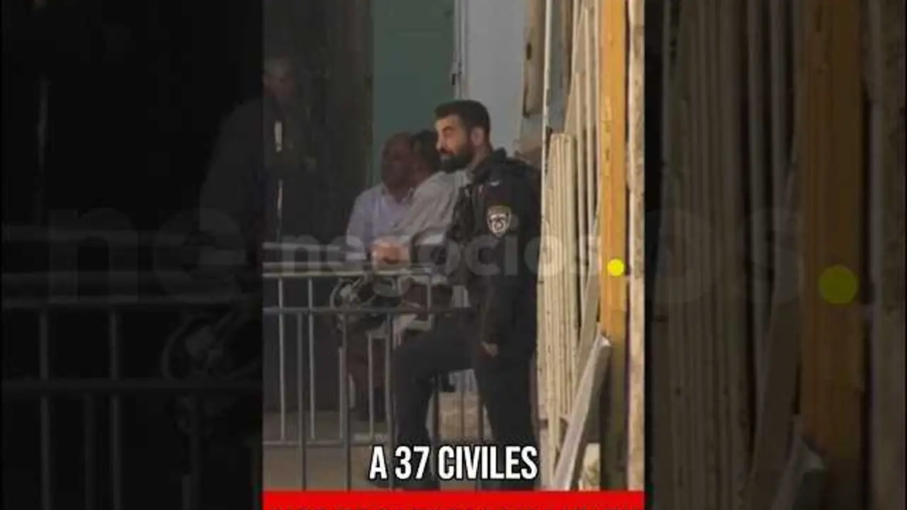 Fotografía de columnas de humo elevándose sobre el aeropuerto Haneda de Tokio durante una incidencia<br>                        <br>                        <br>                        <br>                      