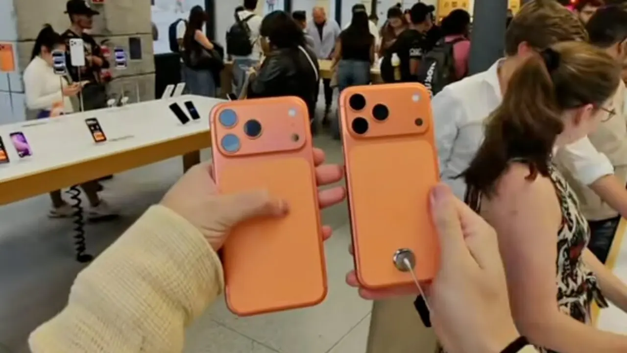 El momento de la devolución del iPhone. Foto: Eduardbbc21.