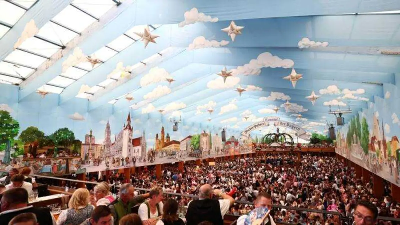 El recinto del Oktoberfest cerró tras un incendio y explosiones en Múnich - E P A / A N N A S Z I L A G Y I