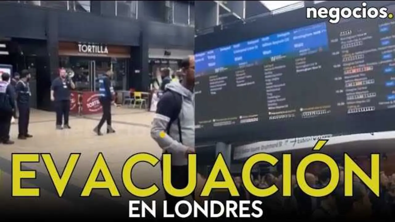 Imagen de una estación de metro en Londres con agentes de seguridad inspeccionando un objeto sospechoso, escenas de tensión y caos en plena hora punta.<br>                        <br>                        <br>                        <br>                      