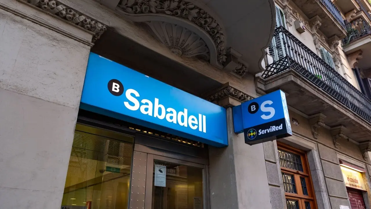 Sabadell desafía a BBVA: premia a sus empleados con 300 acciones cada uno tras rechazar la oferta

Banco Sabadell. Foto: Banco Sabadell.