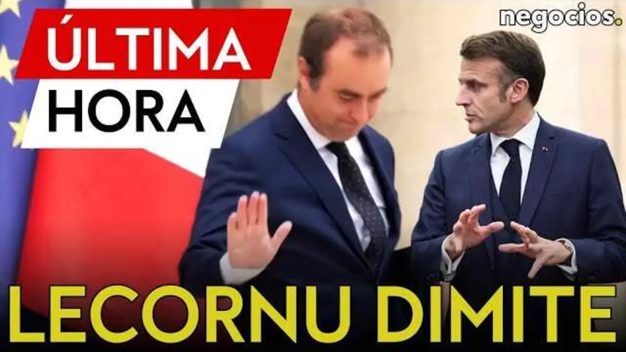 Primer plano de Sébastien Lecornu durante una conferencia política, con un fondo difuso de la bandera francesa y símbolos institucionales<br>                        <br>                        <br>                        <br>                      