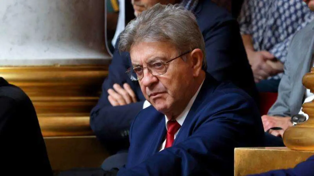 Mélenchon pide revisión de la moción de impeachment contra Macron - E PA / Y O A N V A L A T​