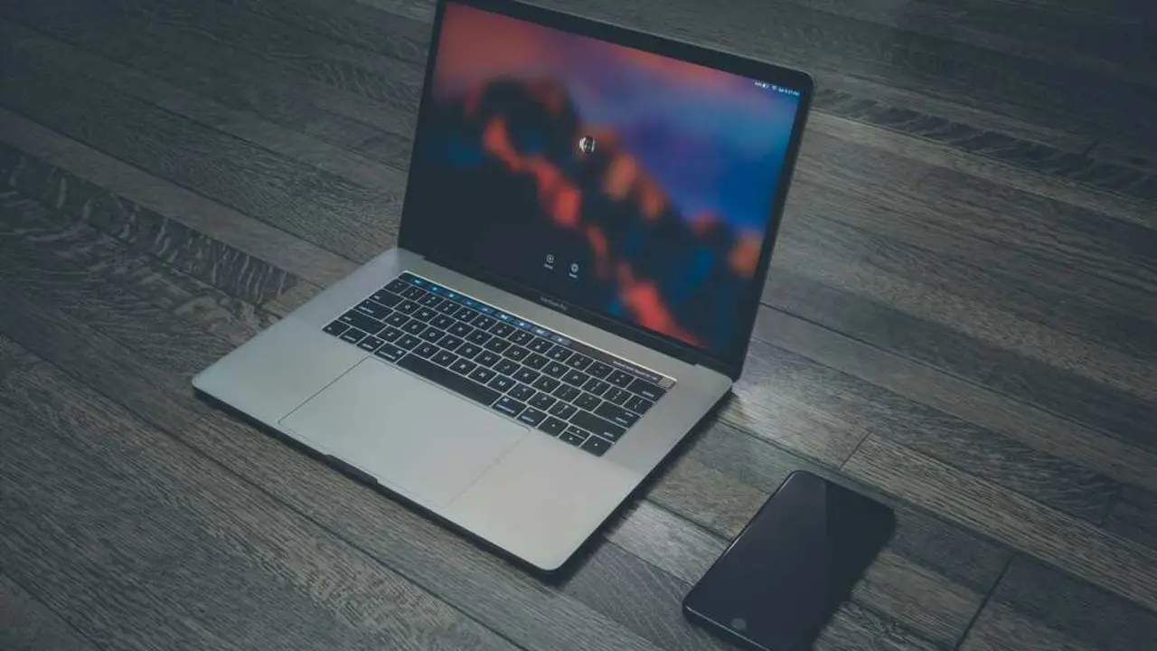 pexels-veeterzy-303383 macbook