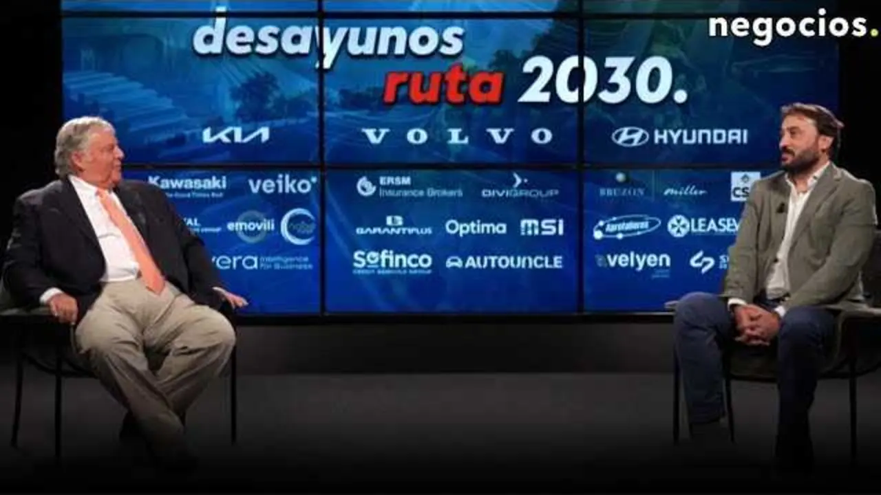 Imagen en miniatura del vídeo en YouTube que muestra un coche eléctrico junto a un punto de carga con motivo tecnológico y urbano.<br>                        <br>                        <br>                        <br>                      