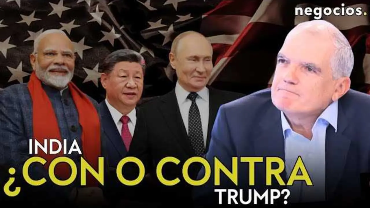 Adrián Zelaia durante la entrevista en Negocios TV, con gráficos de la geopolítica mundial en el fondo.<br>                        <br>                        <br>                        <br>                      