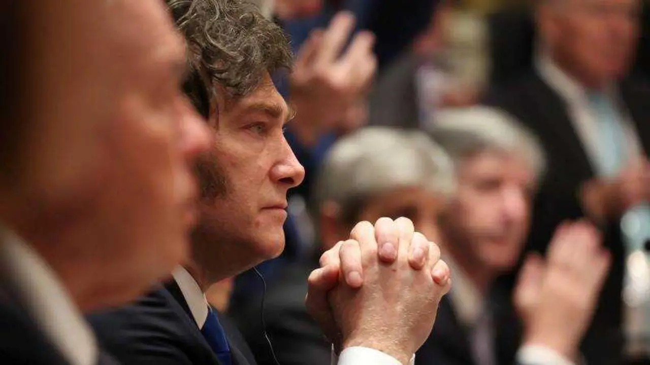 EPA/ALEX WROBLEWSKI/CNP / POOL

Argentina respira: firma con EE. UU. un acuerdo de swap por 20.000 millones de dólares para estabilizar su economía