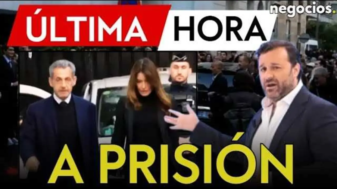 Fotografía de Nicolás Sarkozy abandonando su residencia en París, escoltado por un fuerte dispositivo de seguridad antes de ingresar en prisión.<br>                        <br>                        <br>                        <br>                      