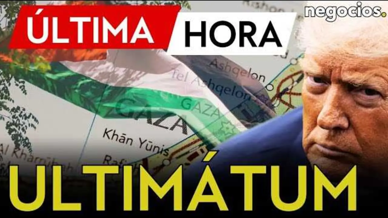 Donald Trump haciendo un gesto enfático durante un discurso, con la bandera estadounidense de fondo.<br>                        <br>                        <br>                        <br>                      