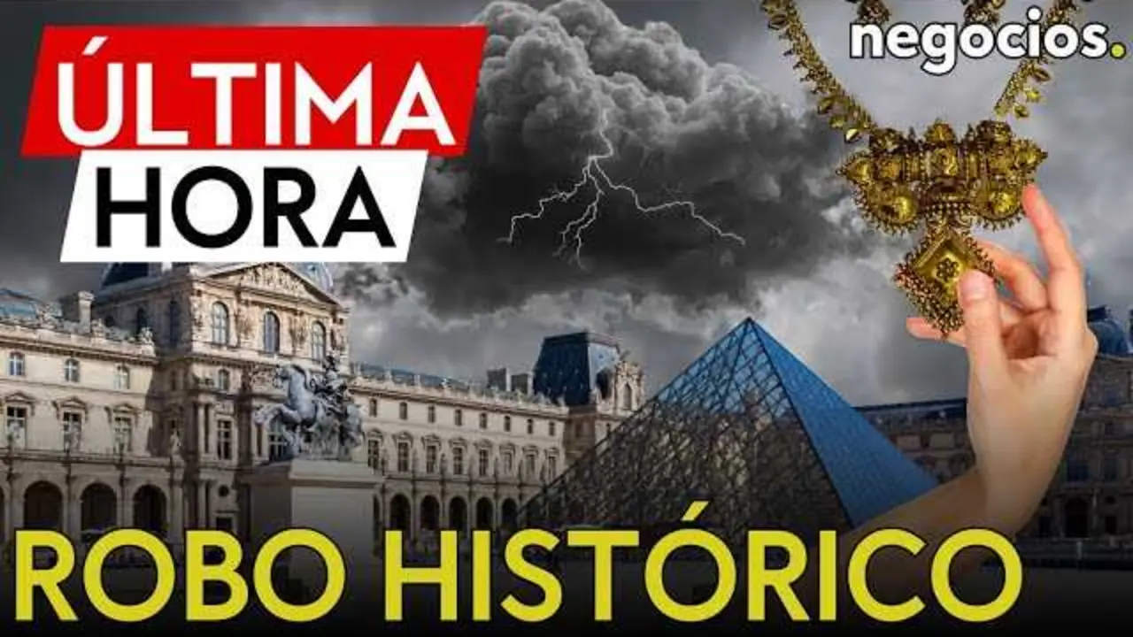 Vista de la entrada principal del Museo del Louvre en París, símbolo mundial de arte y cultura.<br>                        <br>                        <br>                        <br>                      