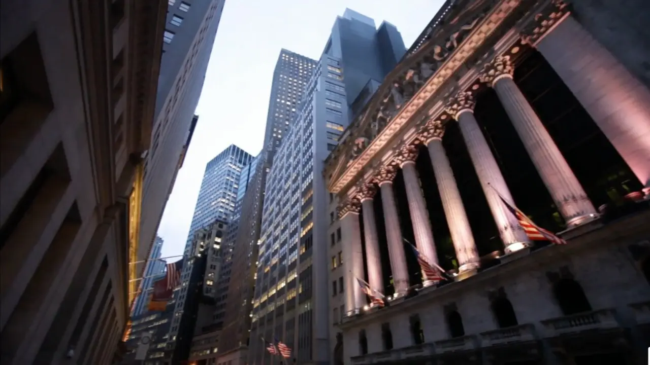 El Dow Jones cae 295 puntos mientras los rendimientos de bonos suben y las criptomonedas caen