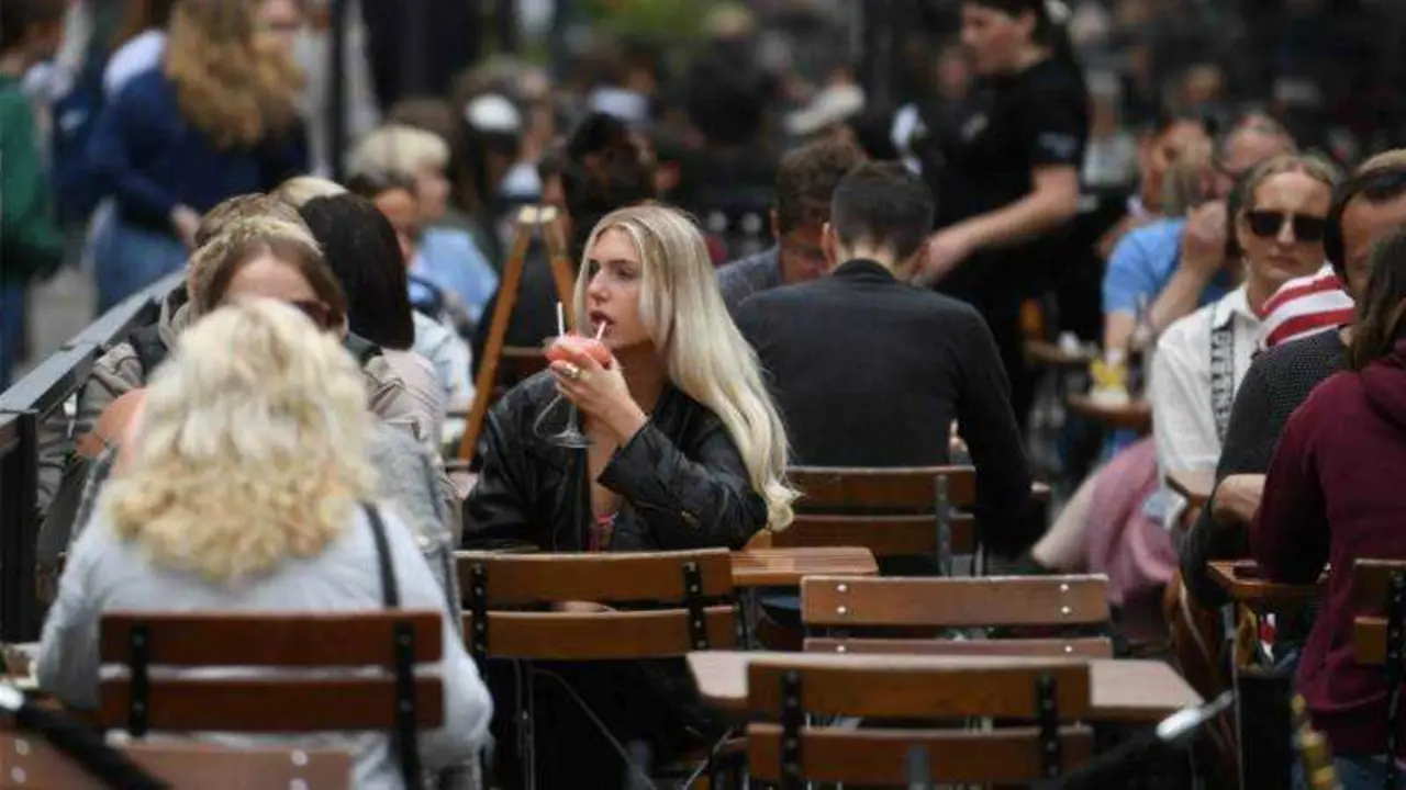 La actividad del sector privado del Reino Unido se acelera en octubre - EPA