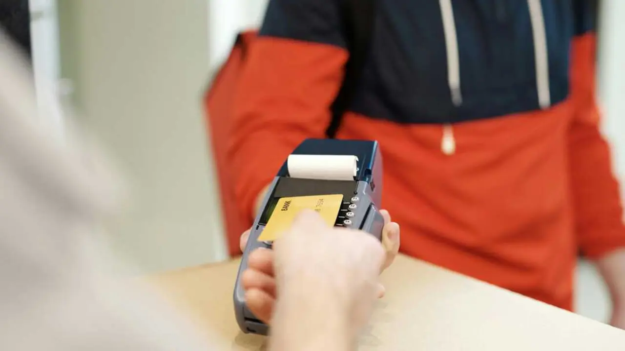 pexels-norma-mortenson-4393427 tarjeta de crédito