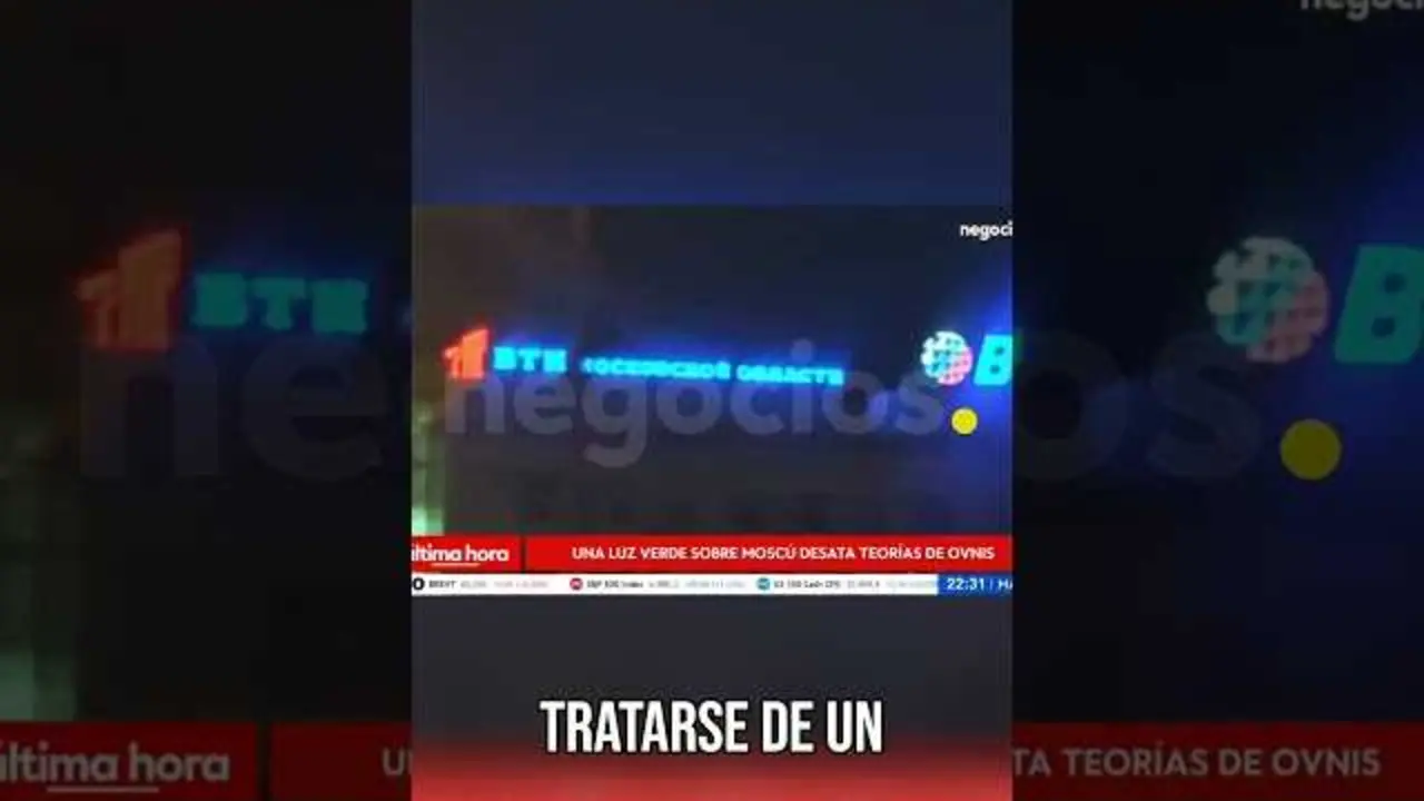 Fotografía nocturna que muestra una intensa luz verde surcando el cielo sobre Moscú, Rusia.<br>                        <br>                        <br>                        <br>                      