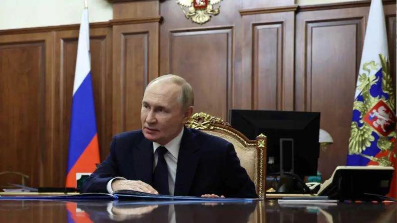 EPA/ALEXANDER KAZAKOV/KREMLIN POOL