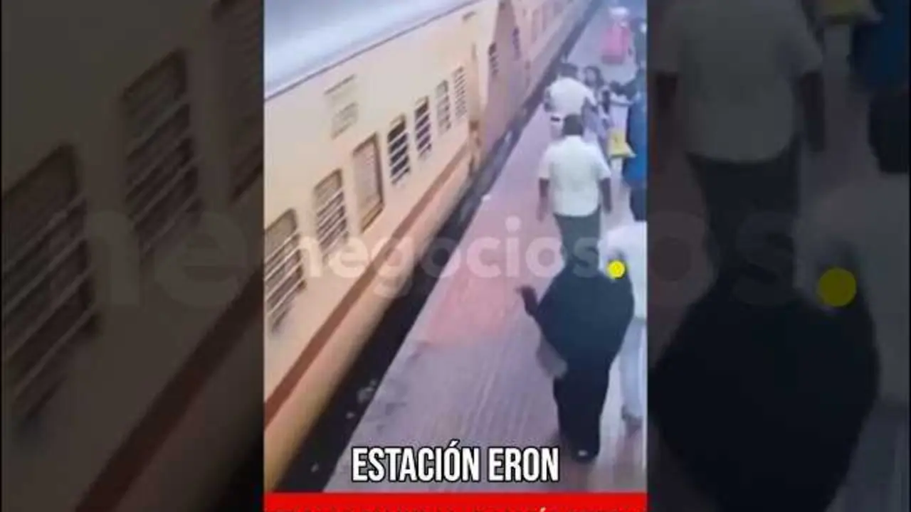Policía realizando el rescate de una mujer en un tren en marcha durante una acción heroica en India.<br>                        <br>                        <br>                        <br>                      