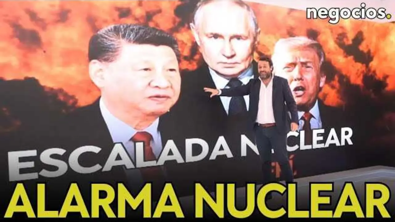 Donald Trump durante una rueda de prensa, de fondo una bandera estadounidense y titulares sobre pruebas nucleares<br>                        <br>                        <br>                        <br>                      