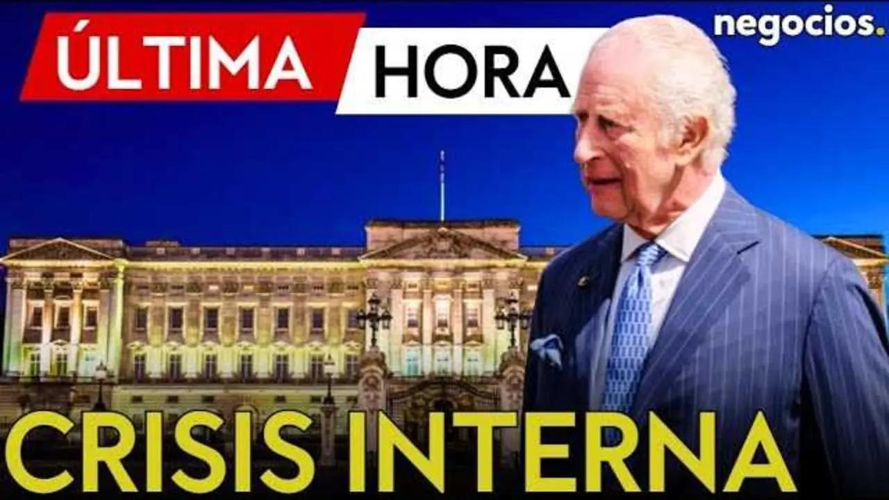 El rey Carlos III y el príncipe Andrés en un acto público antes de la controversia que llevó a la retirada de sus títulos.<br>                        <br>                        <br>                        <br>                      