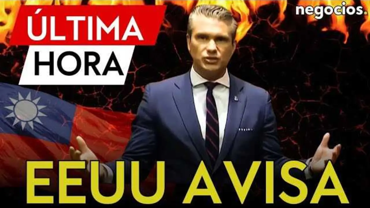 El secretario de Defensa estadounidense Pete Hegseth en rueda de prensa, con fondo que recuerda la presencia militar y nuclear de Estados Unidos.<br>                        <br>                        <br>                        <br>                      