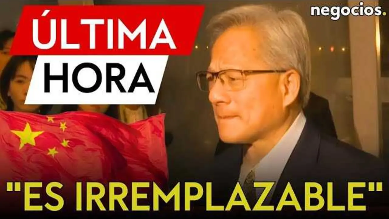 Jensen Huang, CEO de Nvidia, en evento tecnológico, con gráficos de chips y mapas de Asia de fondo, representando la importancia de la cooperación tecnológica entre Estados Unidos y China<br>                        <br>                        <br>                        <br>                      