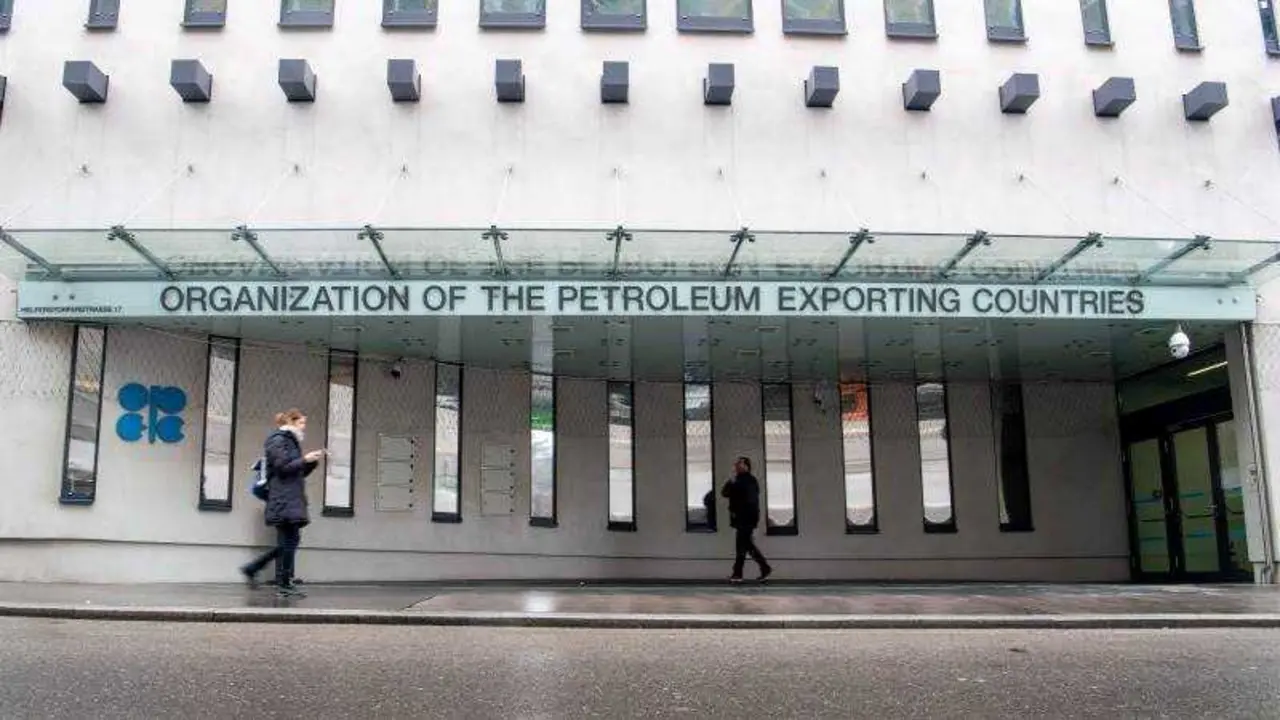 EPA-EFE/CHRISTIAN BRUNA

OPEP+ reabre el grifo: sube 137.000 barriles diarios en diciembre y pone a prueba el equilibrio del mercado