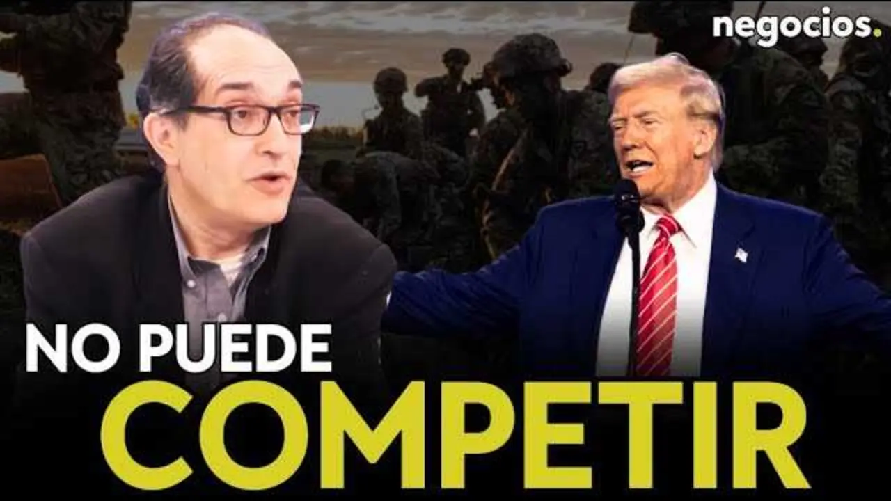 Donald Trump durante una conferencia, con gráfica alusiva a la rivalidad entre EE. UU. y China.<br>                        <br>                        <br>                        <br>                      