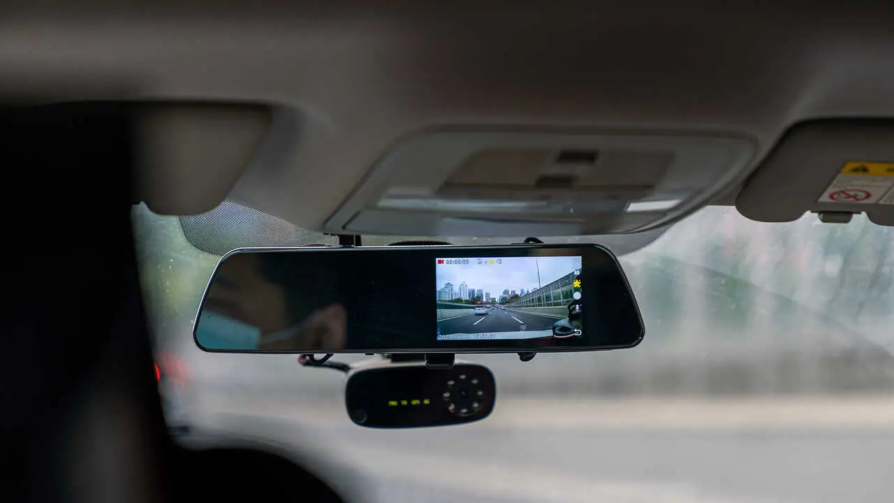 Una dashcam.