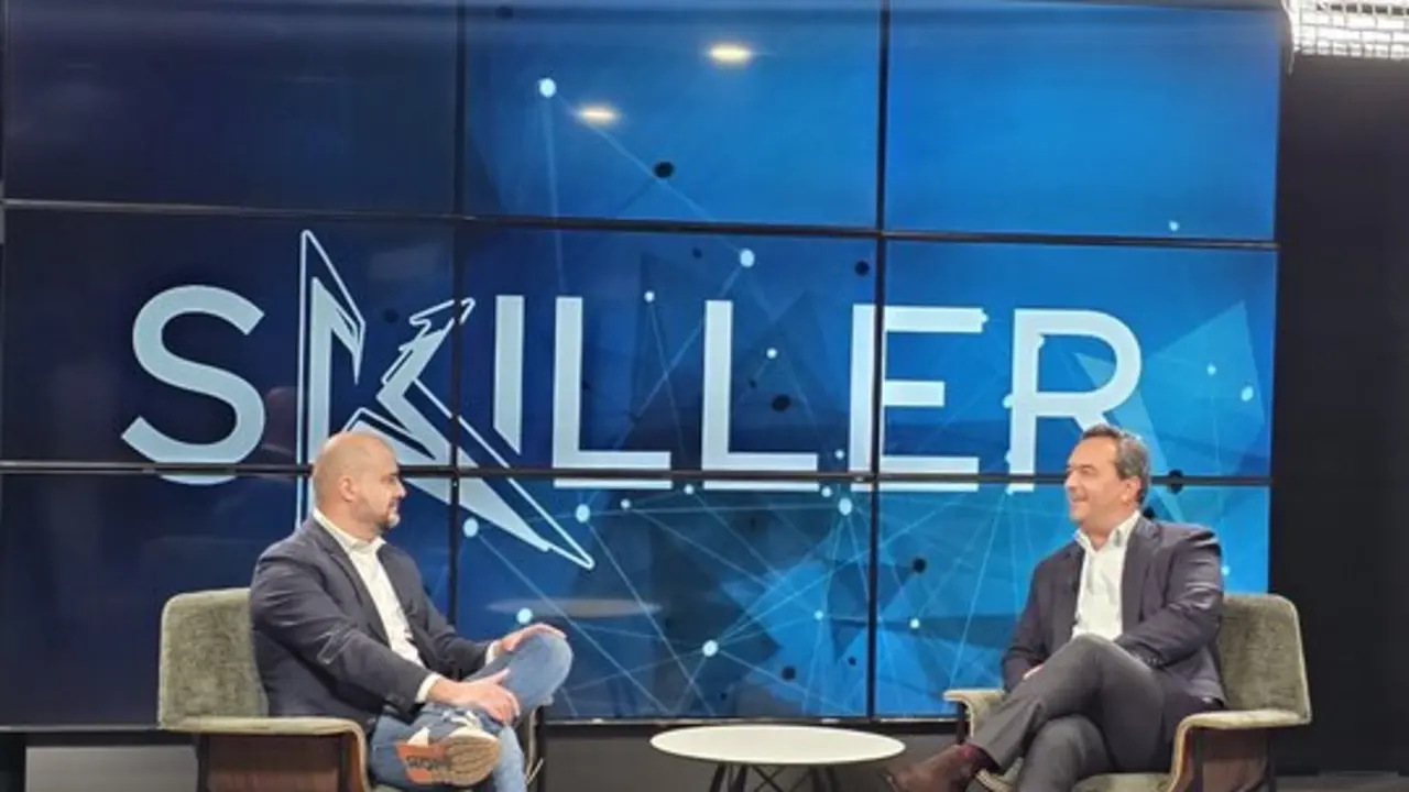 Pantallas digitales y publicidad exterior en espacios urbanos, reflejando la integración de tecnología en el marketing exterior.